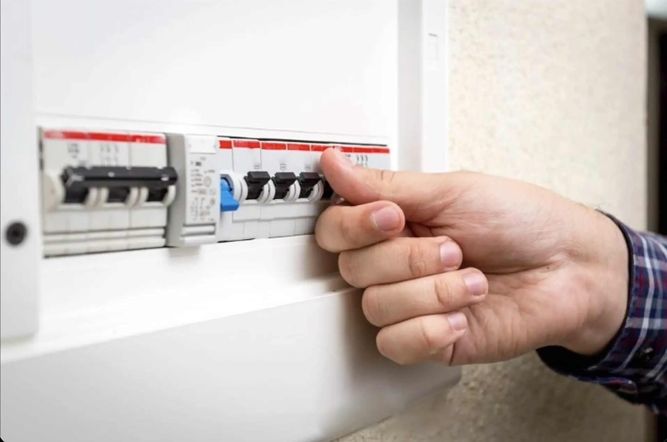 Thiết bị đóng cắt Dong A